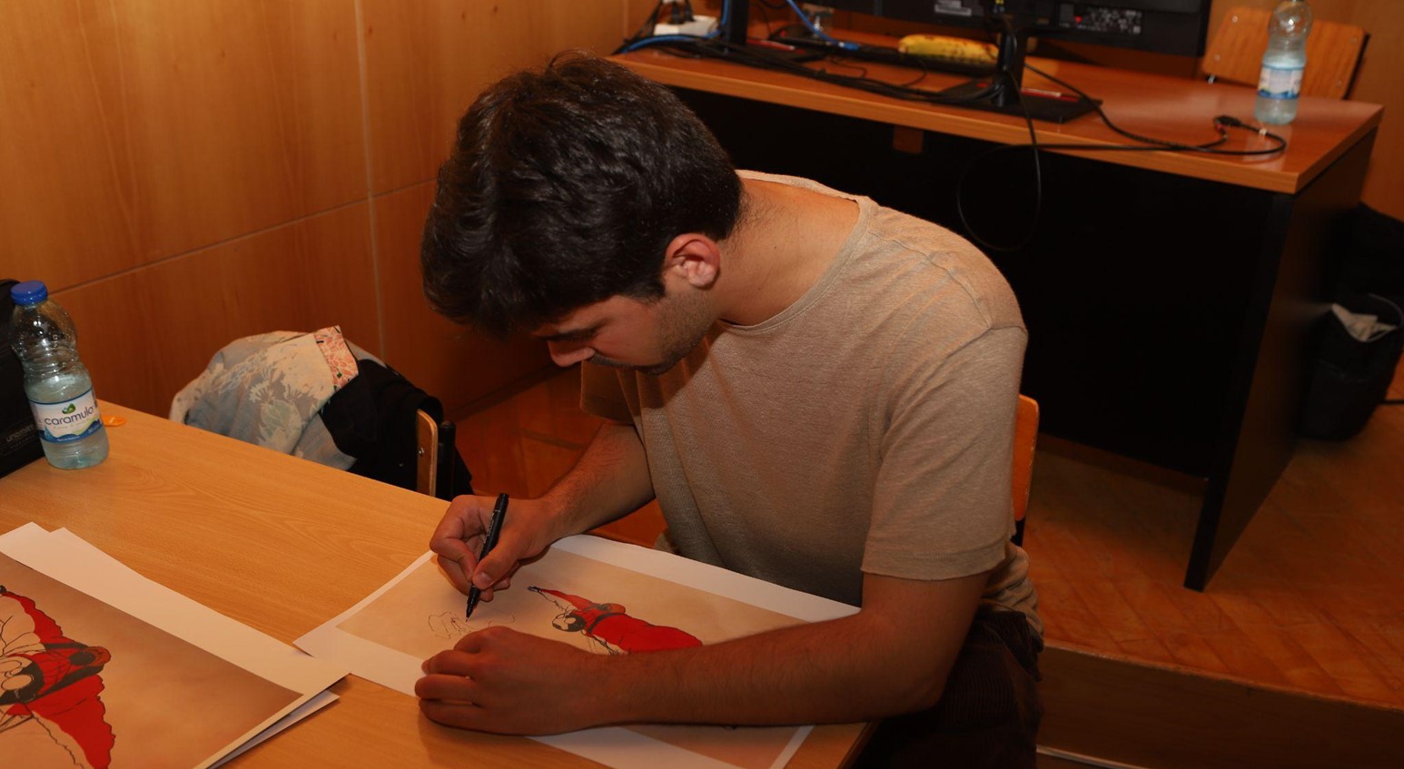 João Gonzales autografou e fez pequenos desenhos nos cartazes trazidos pelos estudantes de Imagem Animada.